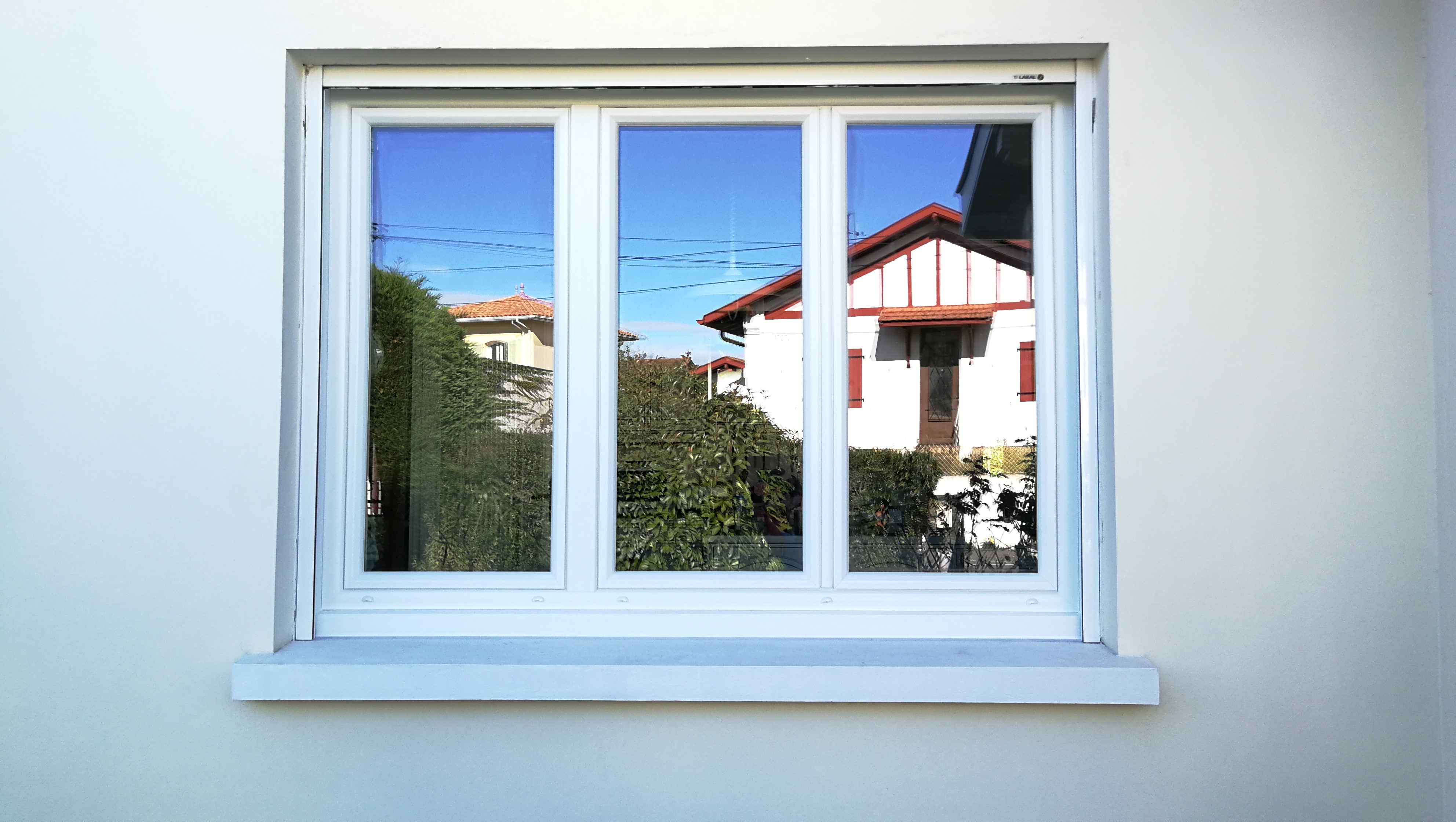 Fenêtre PVC 3 vantaux dont 3 ouvrants Pose réalisée par ADOUR PVC ANGLET