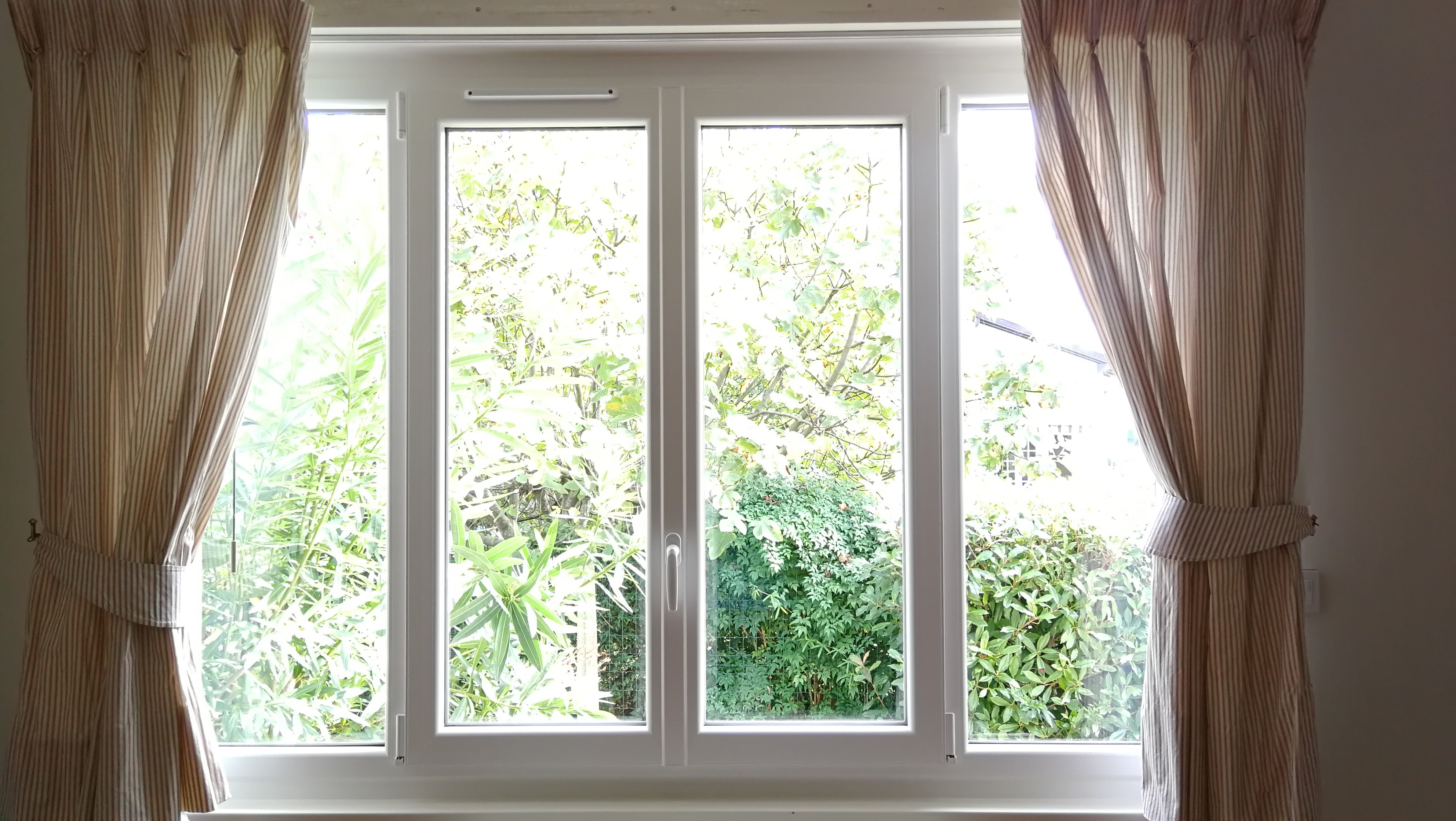 Fenêtre PVC  2 ouvrants 2 fixes latéraux  Pose réalisée par ADOUR PVC ANGLET