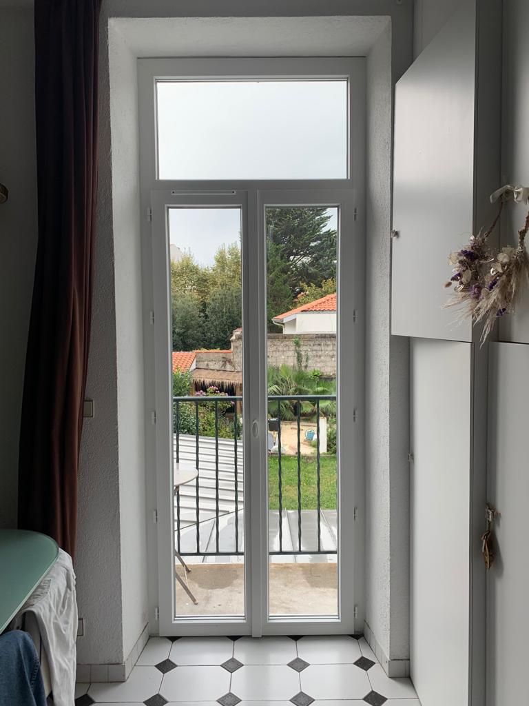 Pose porte fenêtre et fixe PVC sur mesure Biarritz
