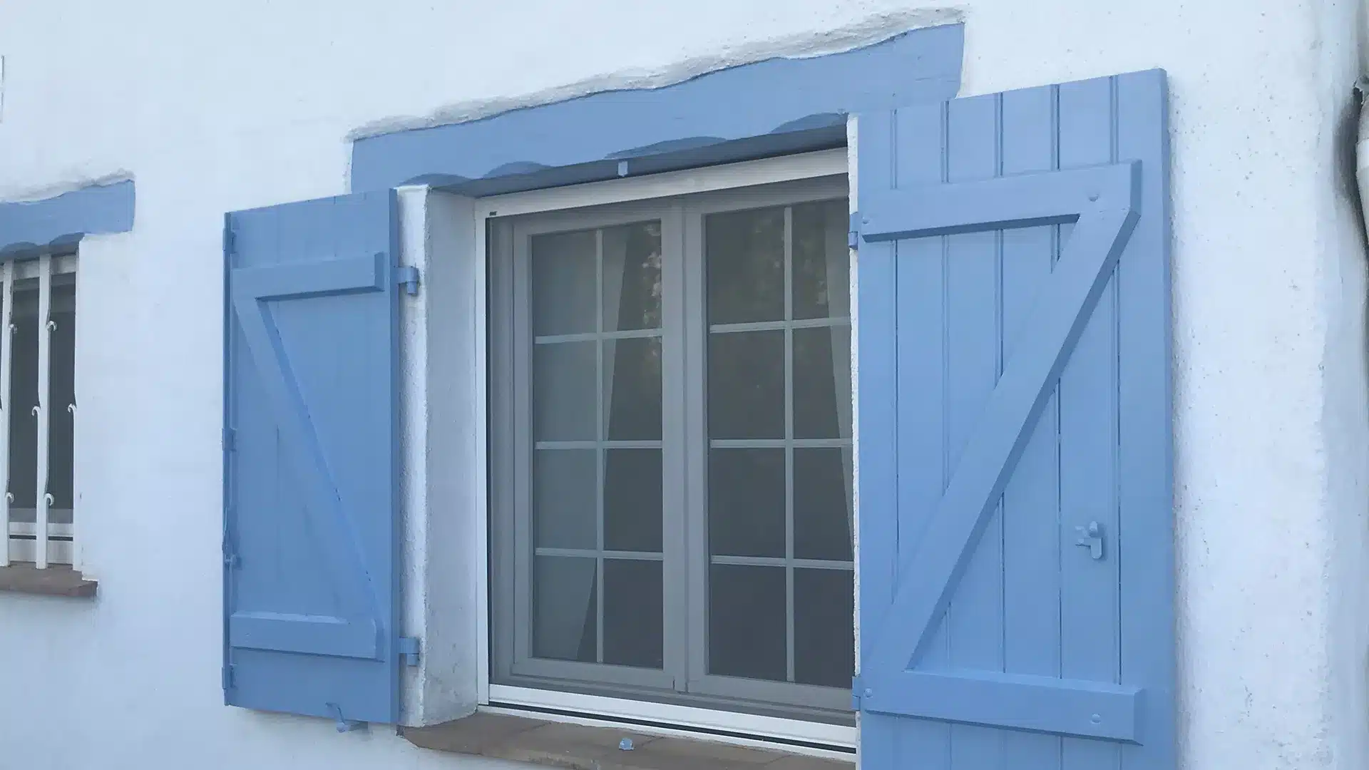 installation_moustiquaire_enroulable_sur_mesure_storiste_de_france_bayonne (6)