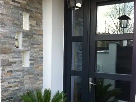 Porte d'entrée isolante RE2020 sur mesure à Bayonne — Adour PVC artisan RGE