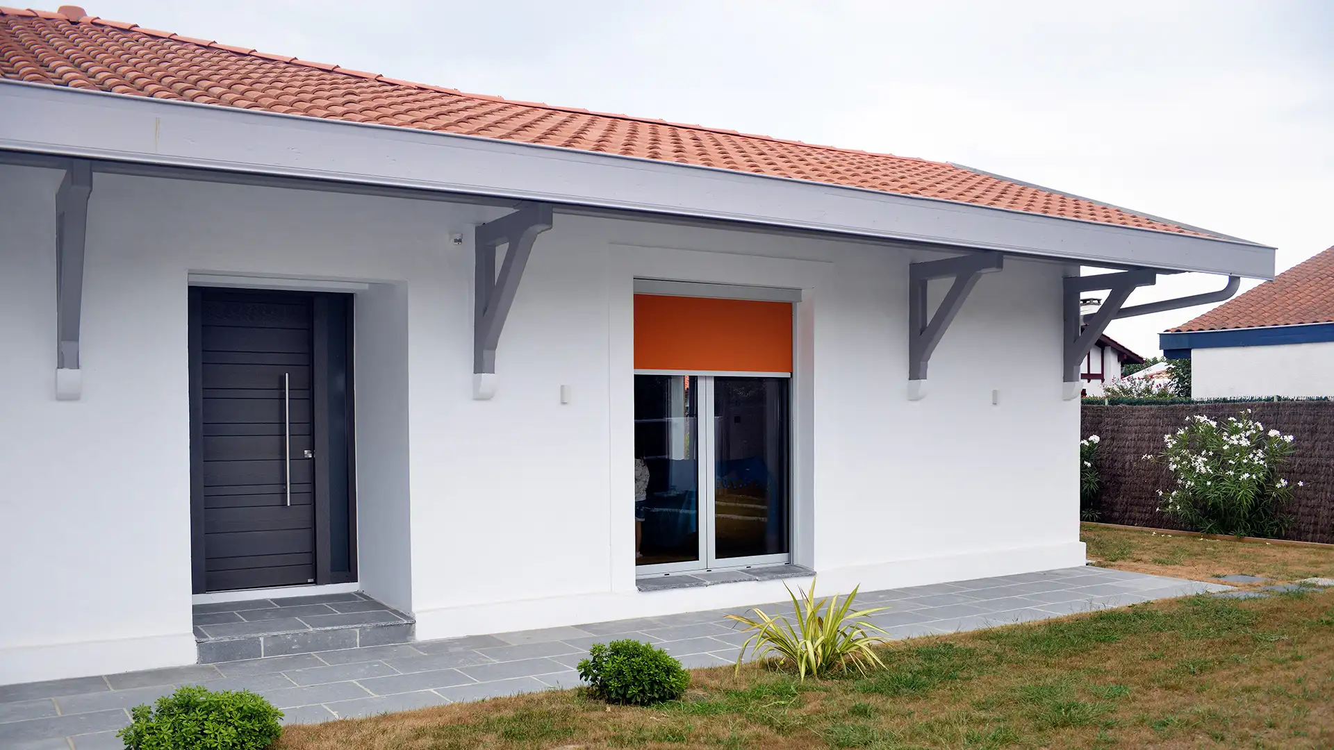 installation_porte_d_entree_sur_mesure_en_bois_adour_pvc_storiste_de_france_a_anglet_proche_bayonne_biarritz_pays_basque