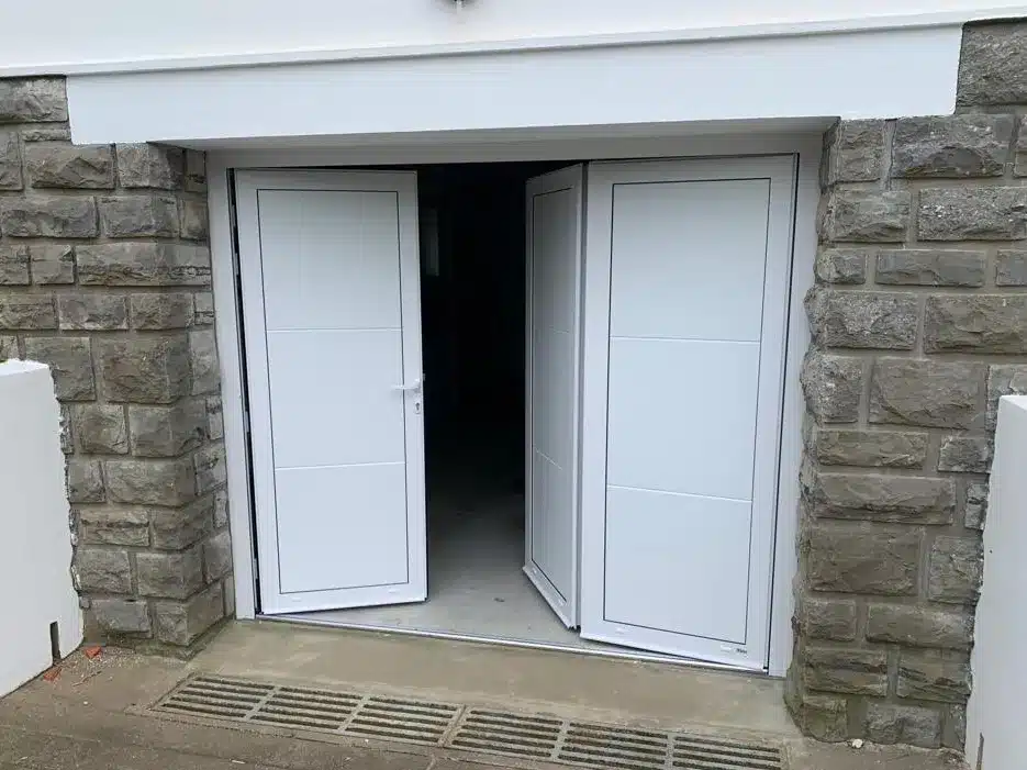 Porte de garage basculante sur mesure à Bidart — Adour PVC Pays Basque