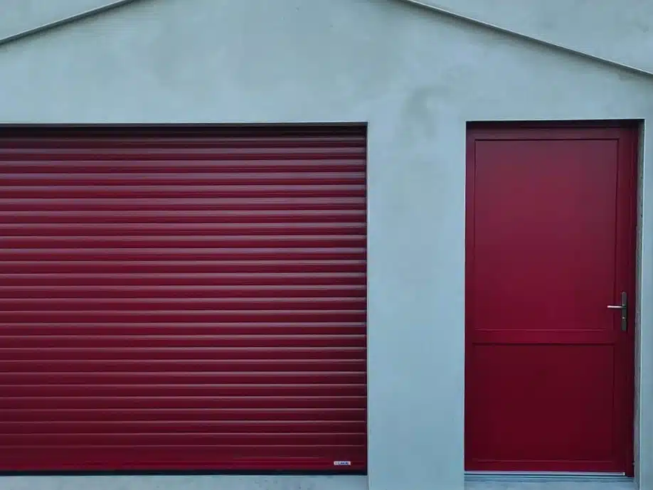 Porte de garage enroulable motorisée à Bidart — Adour PVC Pays Basque