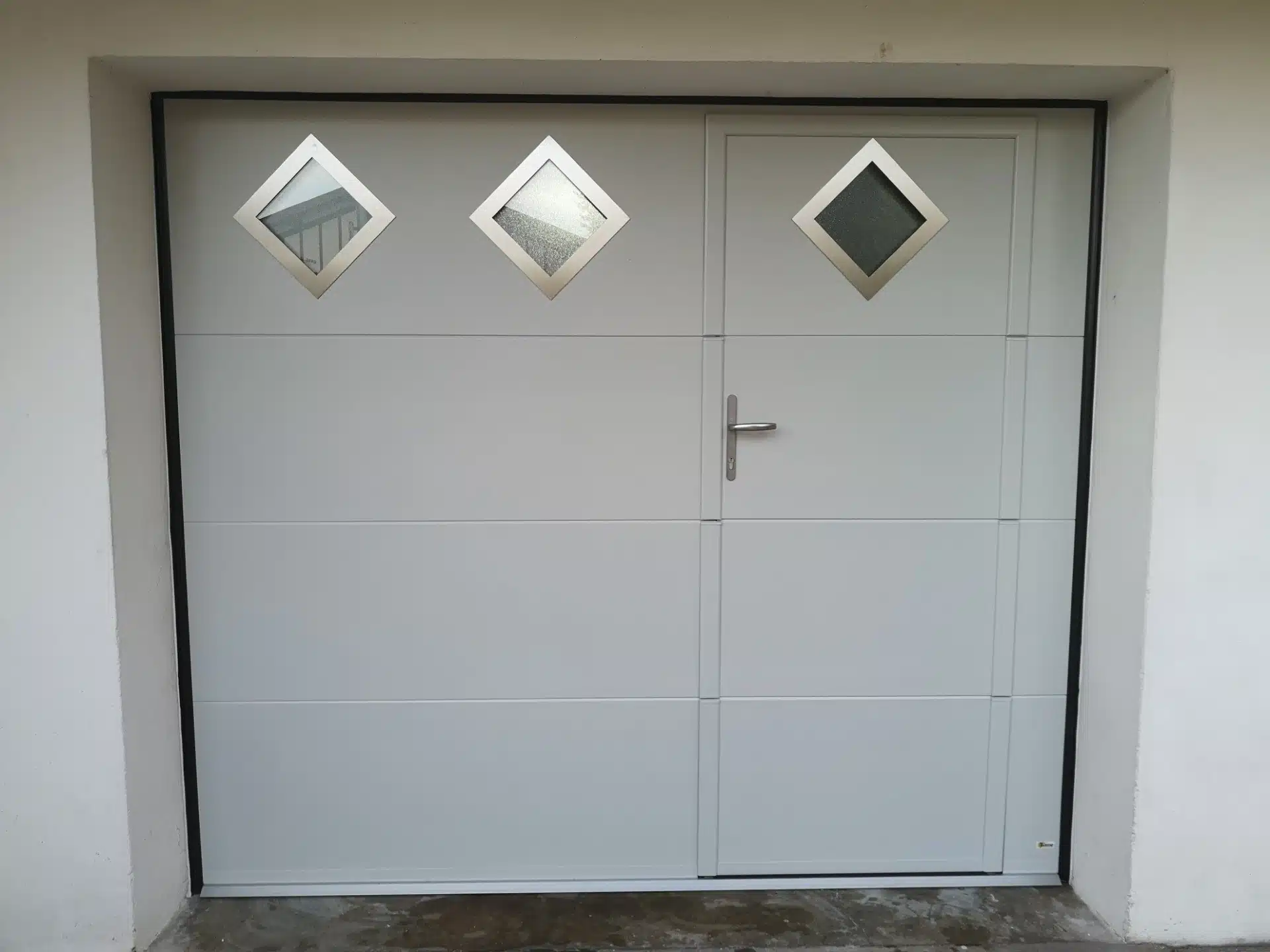 Porte de garage sectionnelle sur mesure à Boucau — Adour PVC Pays Basque