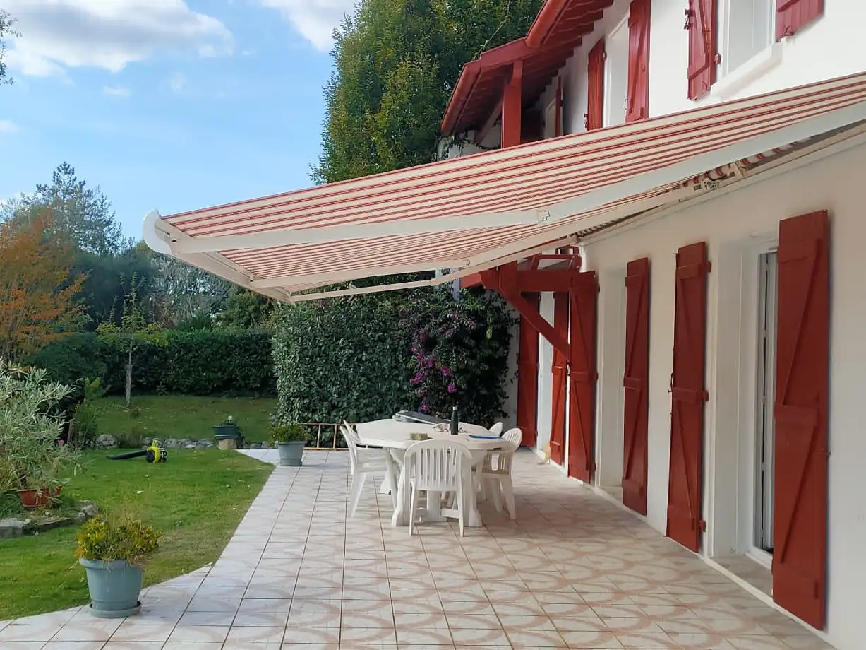 Store banne bras articulés Saint-Pierre-d'Irube — Adour PVC