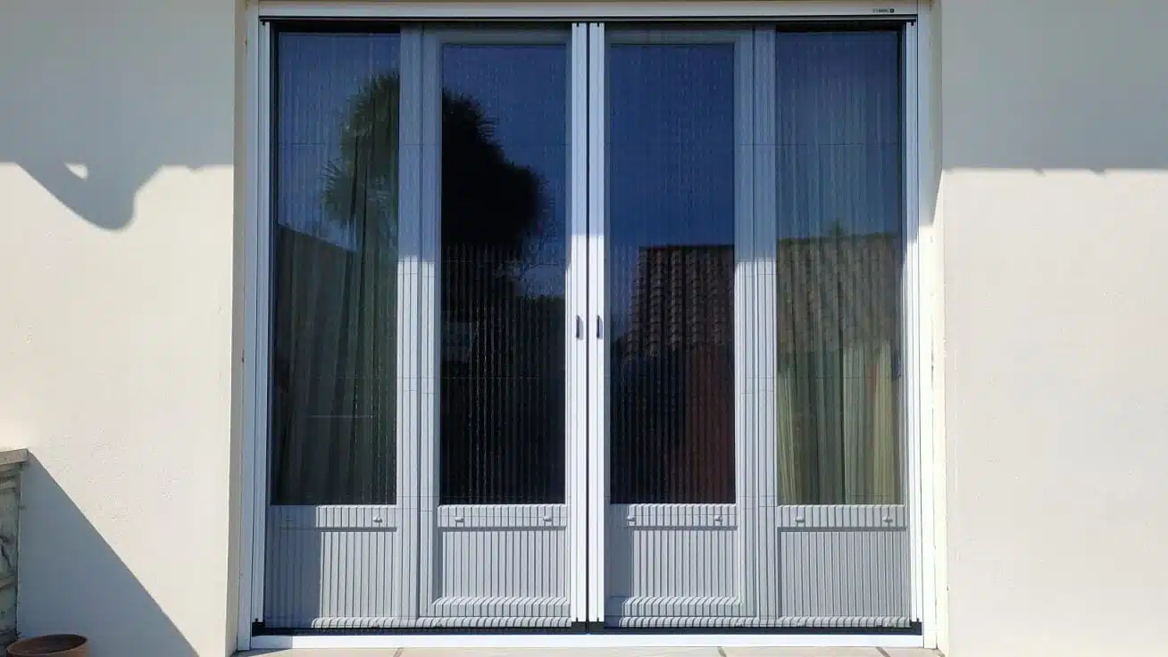 pose_moustiquaire_plissee_sur_mesure_storiste_de_france_anglet_pays_basque (1)