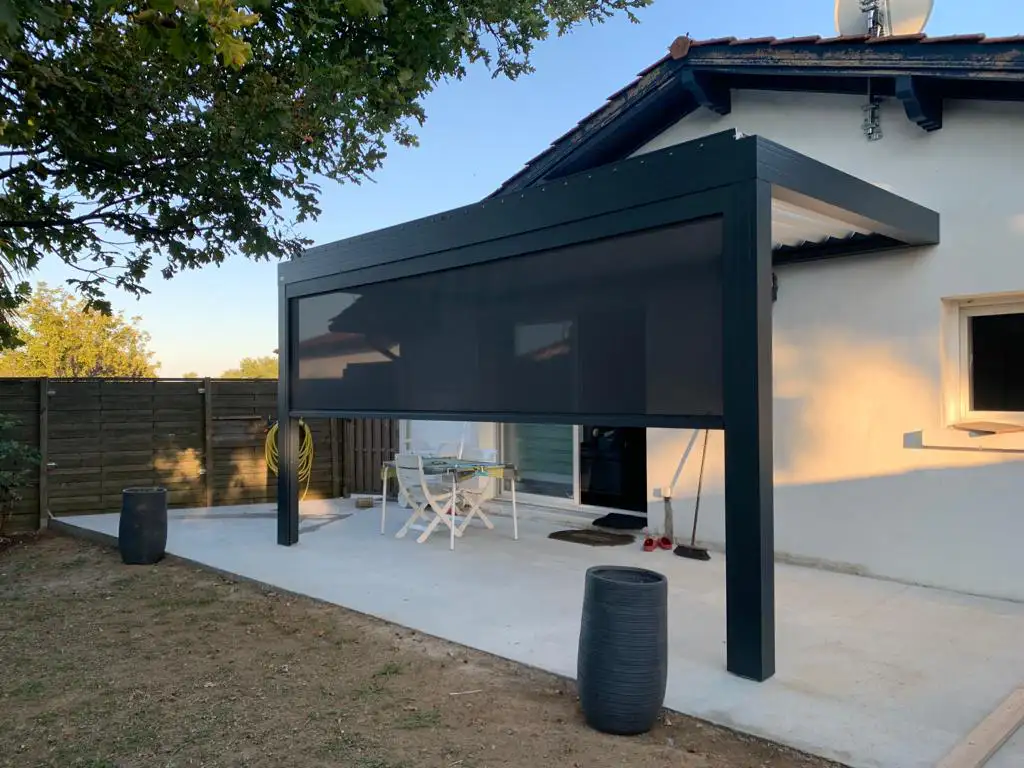 Pergola bioclimatique stores zip — Adour PVC