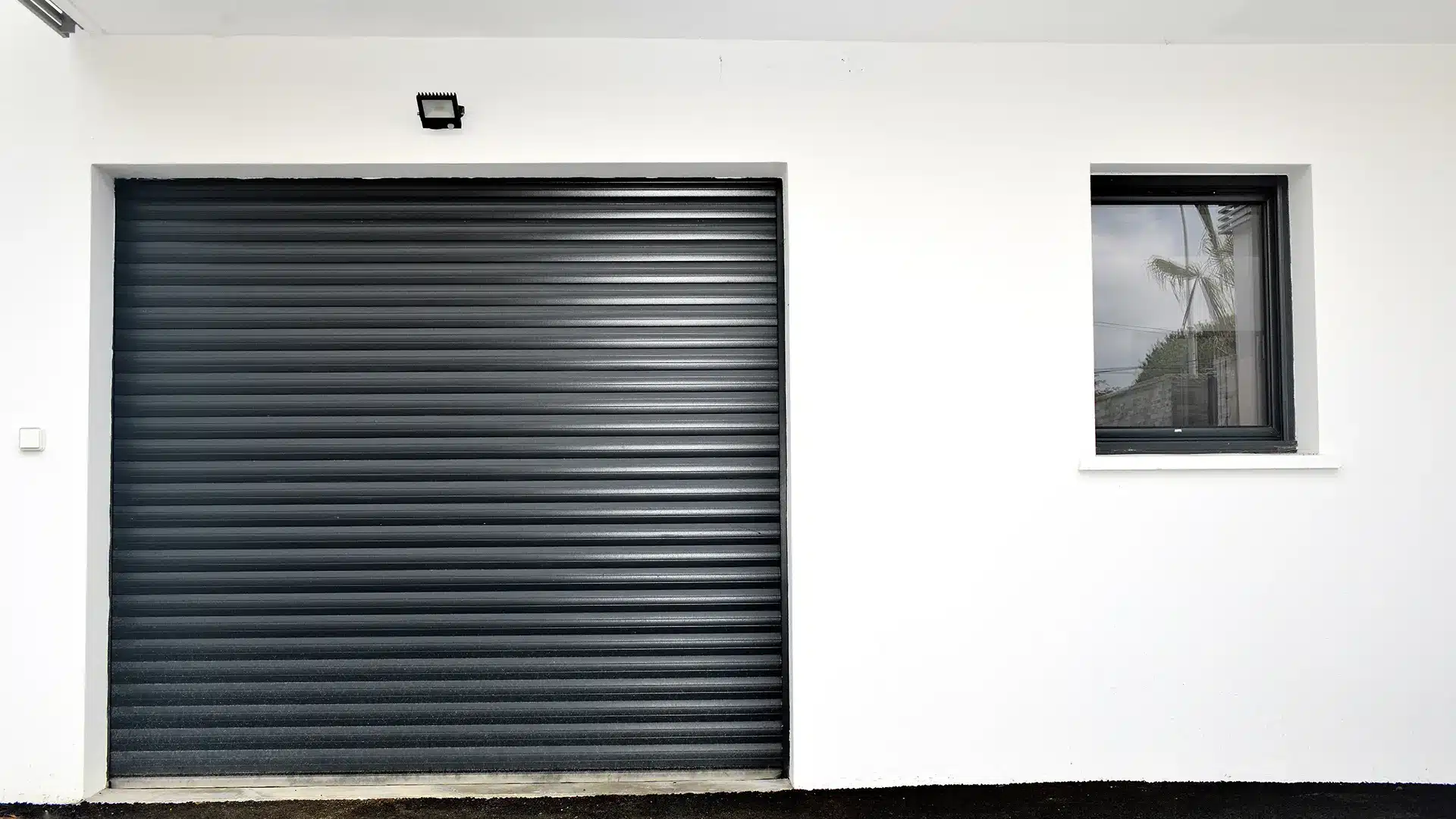 pose_porte_de_garage_enroulable_sur_mesure_a_biarritz_proche_anglet_bayonne_pays_basque_adour_pvc_storiste_de_france (2)