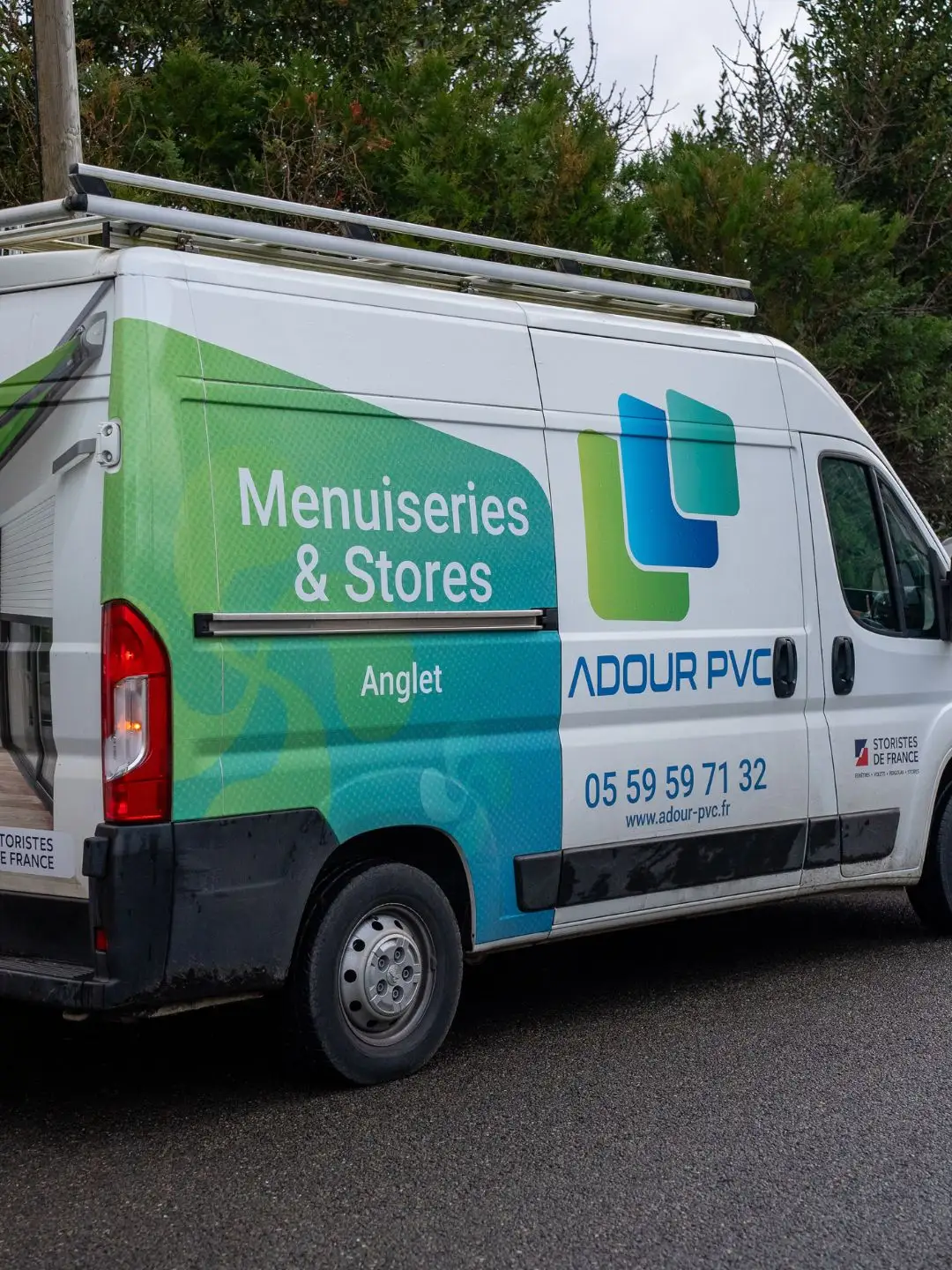Camion Adour PVC Menuiseries et Stores à Anglet, partenaire Storistes de France