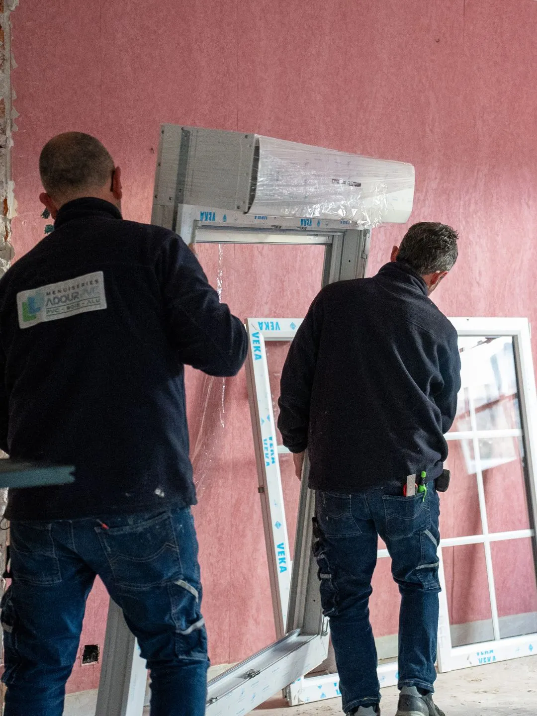Pose de fenêtres PVC Veka avec coffre de volet roulant par les menuisiers Adour PVC en rénovation au Pays Basque