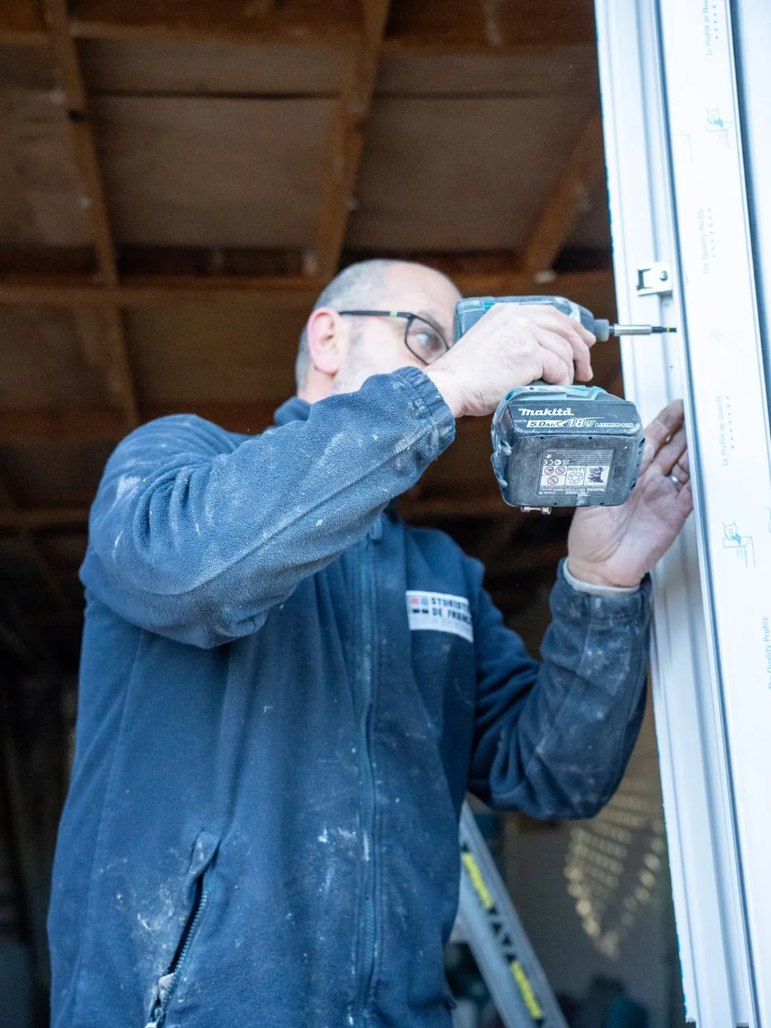 Pose d'une fenêtre PVC Veka à la visseuse Makita par un menuisier Adour PVC en rénovation au Pays Basque