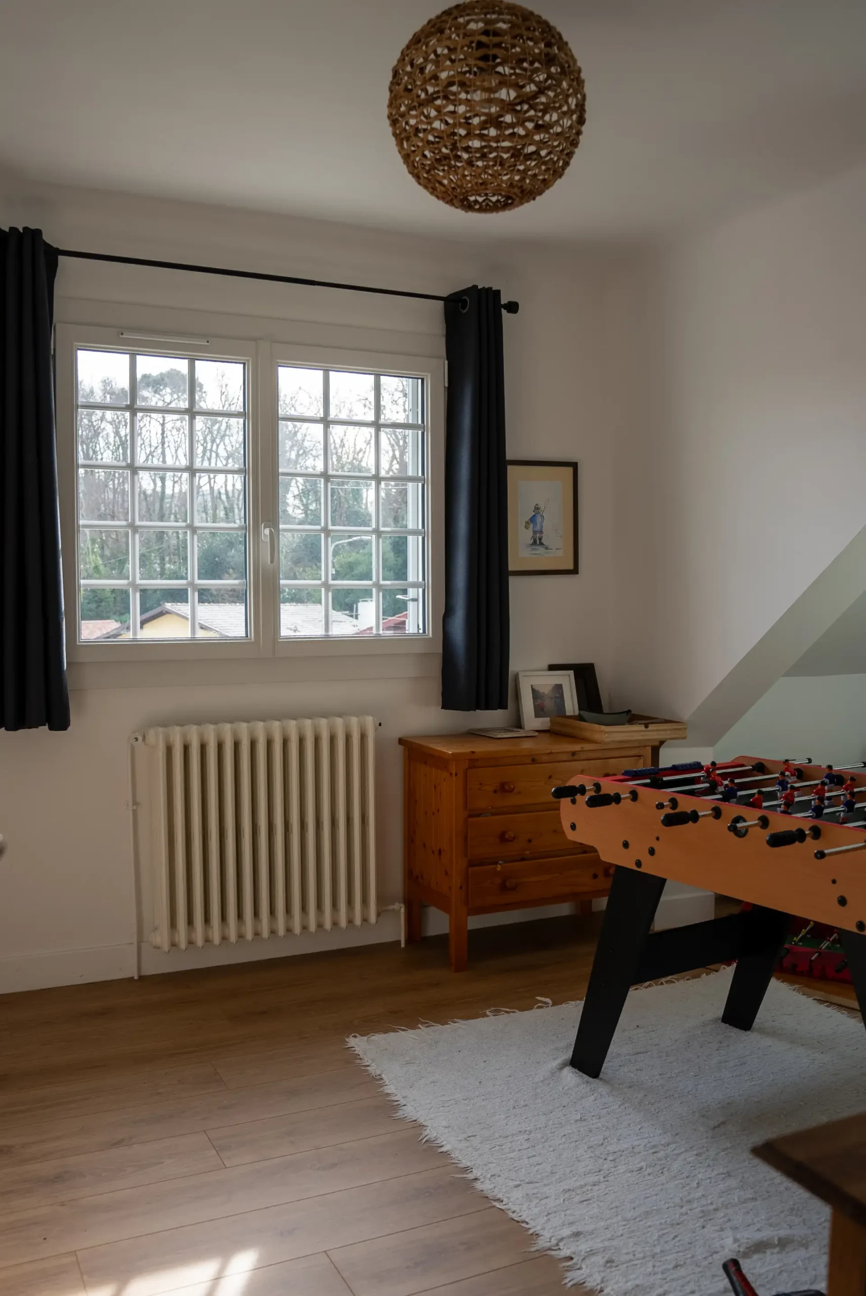 Chambre lumineuse avec fenêtre PVC blanche à petits carreaux après remplacement