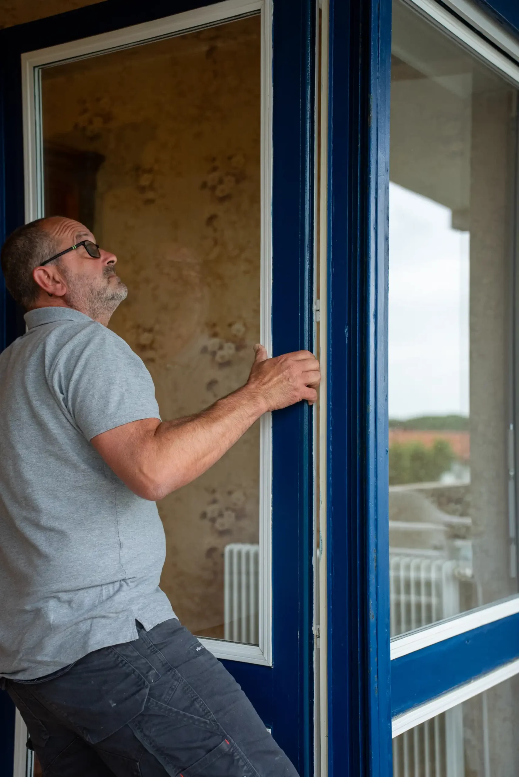 Pose en rénovation : ajustement d'une fenêtre aluminium par Adour PVC depuis le balcon — Pays Basque