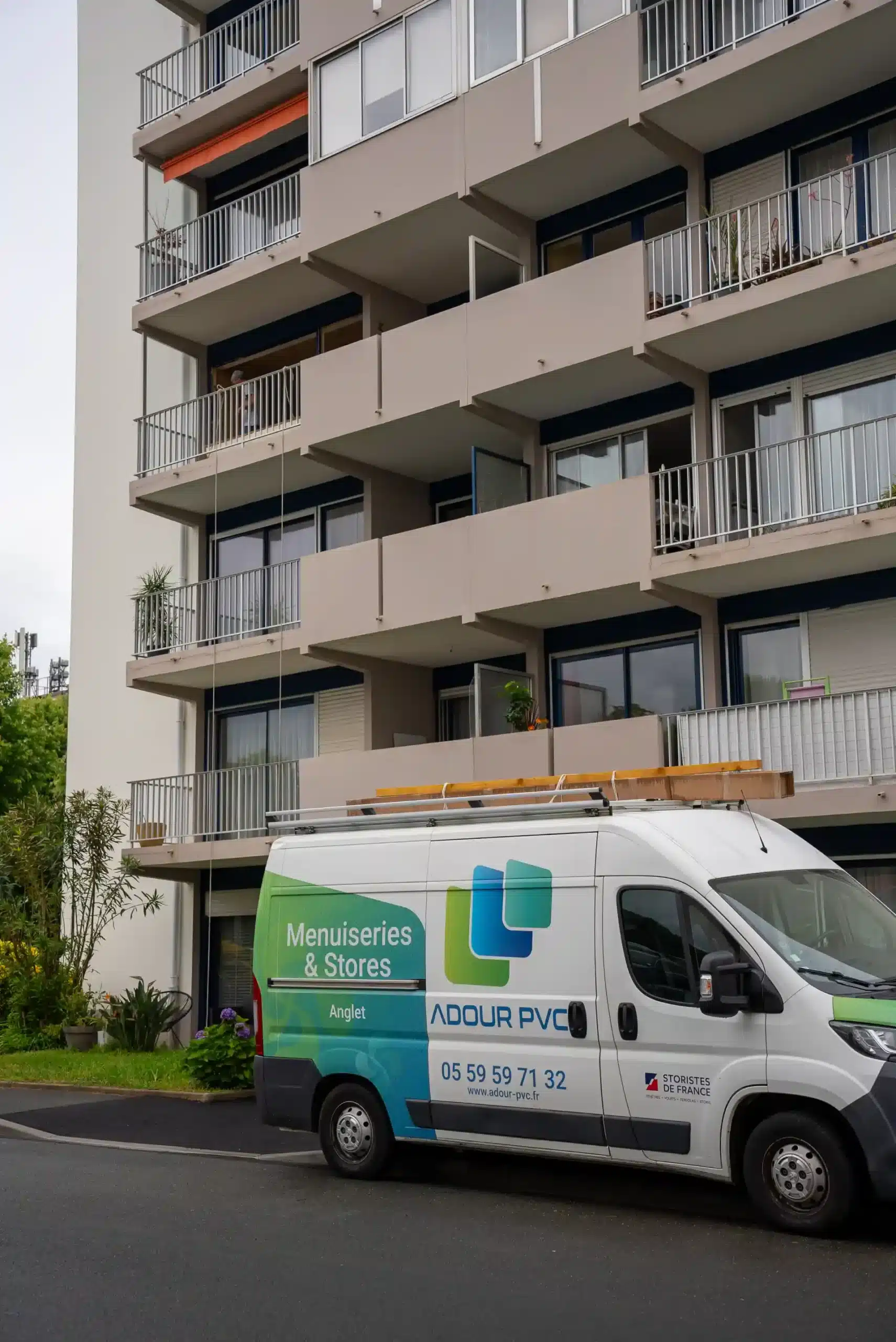Camion Adour PVC garé devant un immeuble résidentiel pour une intervention de dépannage