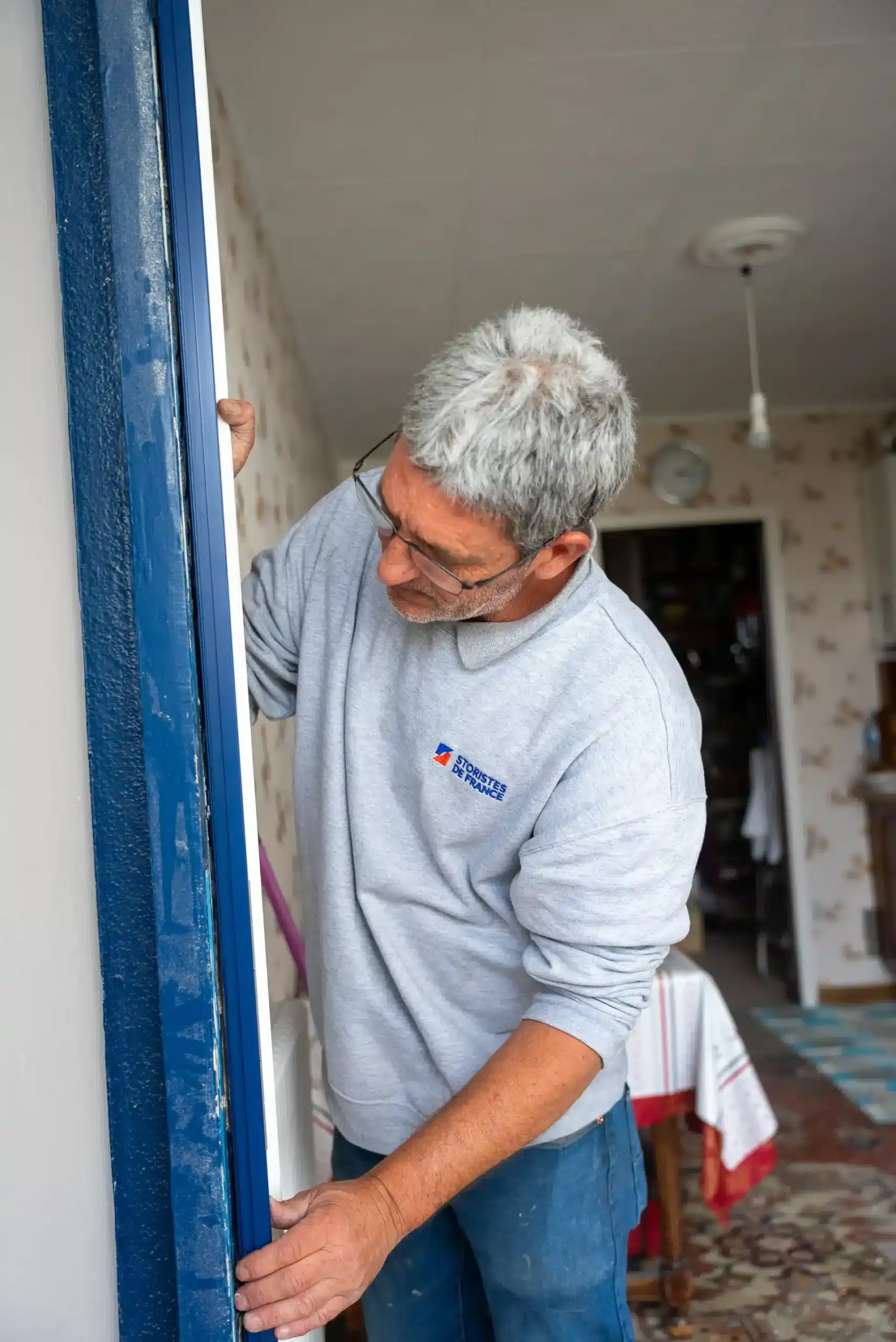 Ajustement du dormant d'une fenêtre aluminium par un menuisier Adour PVC chez un particulier au Pays Basque
