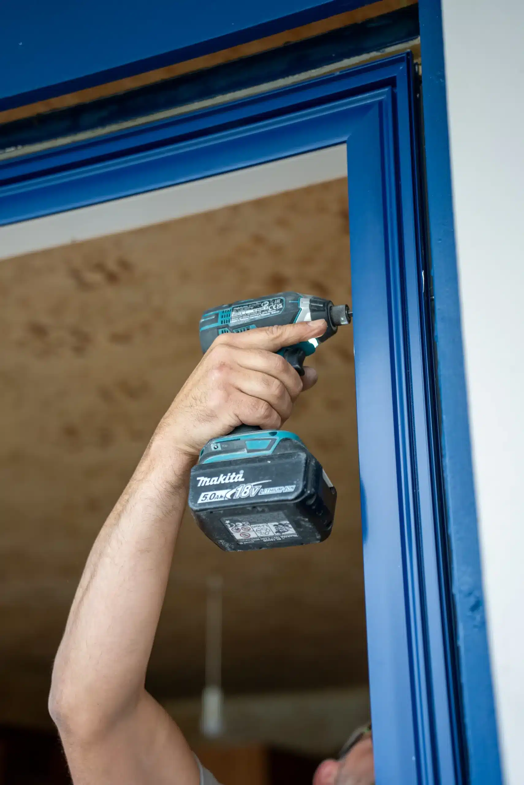 Fixation du cadre d'une fenêtre aluminium à la visseuse Makita — Pose Adour PVC Pays Basque