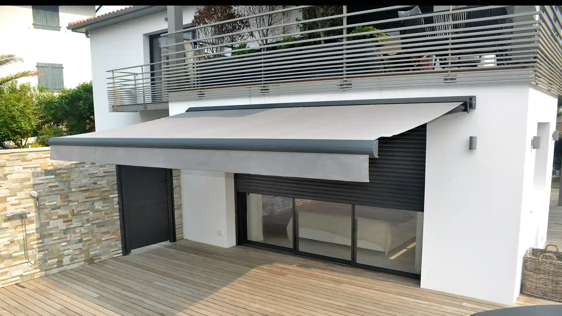 installation_exterieur_banne_sur_mesure_adour_pvc_storiste_de_france_a_biarritz_proche_anglet_bayonne_pays_basque-18.webp