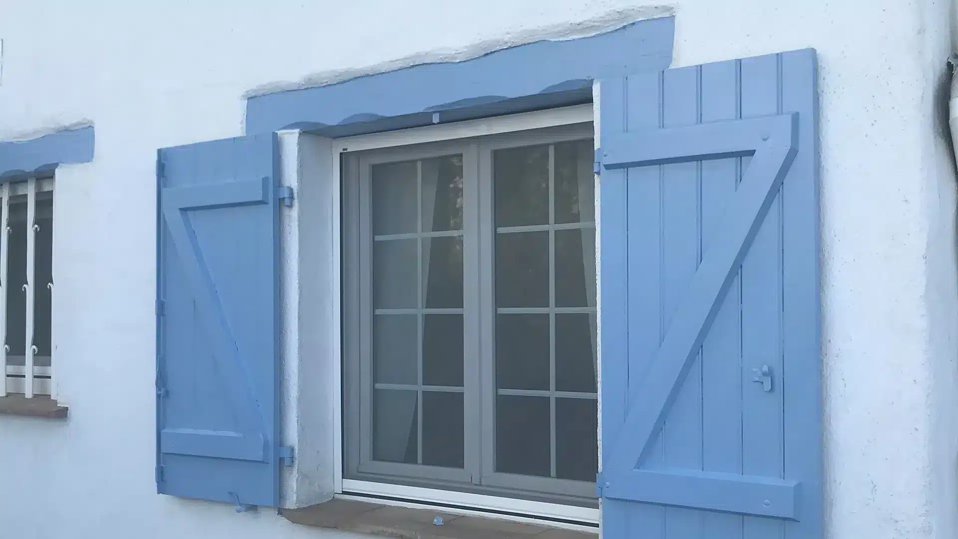 installation_moustiquaire_enroulable_sur_mesure_storiste_de_france_bayonne-6.webp