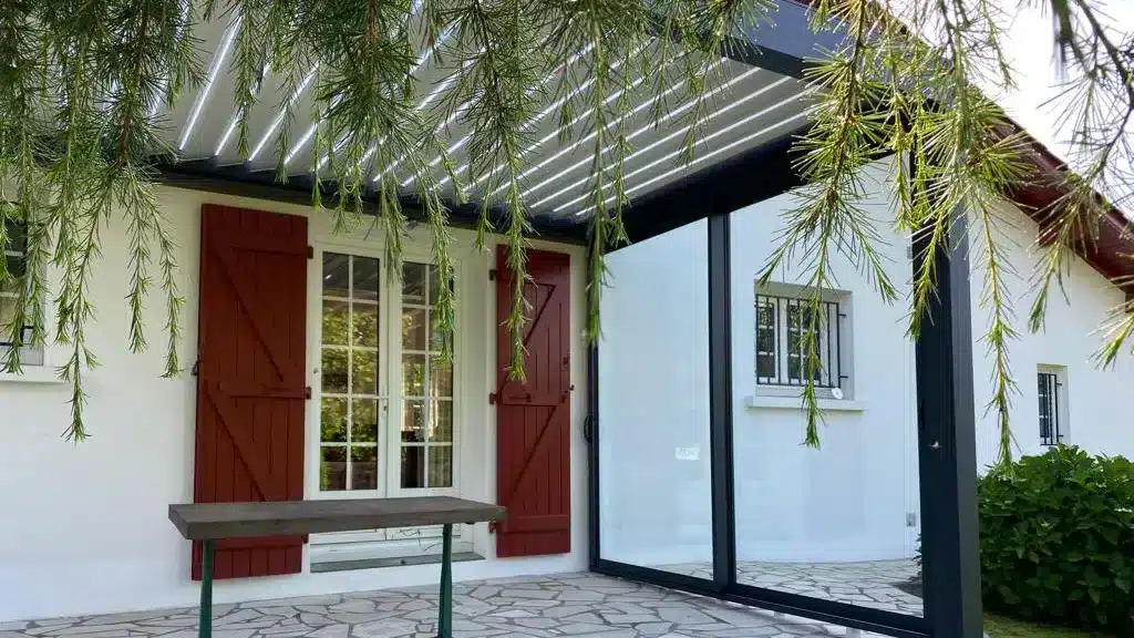 installation_pergola_sur_mesure_adour_pvc_storiste_defrance_a_anglet_pays_basque_sud_des_landes_proches_biarritz_bayonne-8.webp
